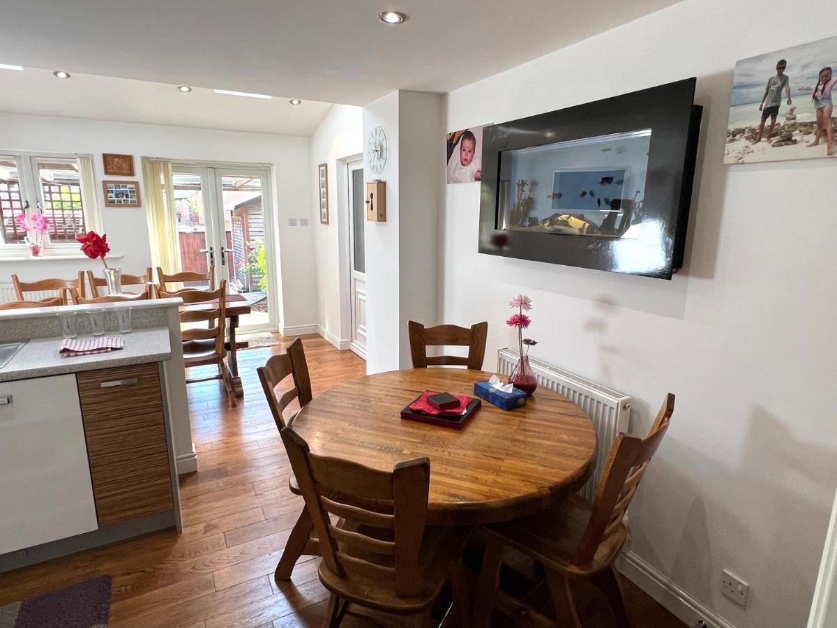 Simply Stunning 2 Bedroom Home With Parking Space Nottingham Bagian luar foto