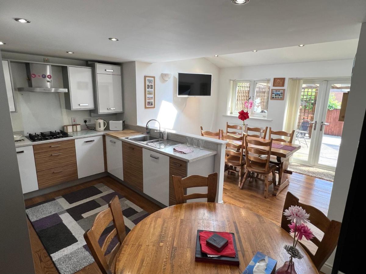 Simply Stunning 2 Bedroom Home With Parking Space Nottingham Bagian luar foto
